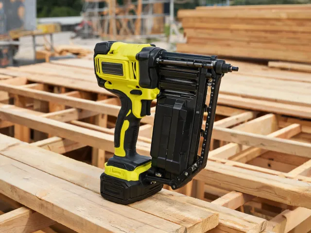 Cordless framing nailer